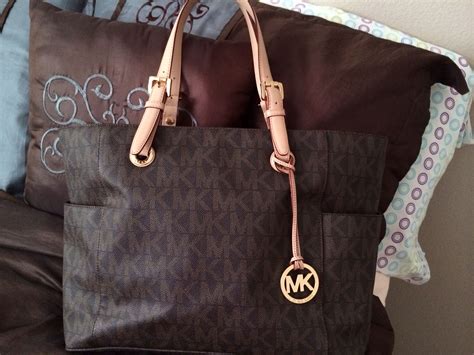 michael kors backpack fits macbook